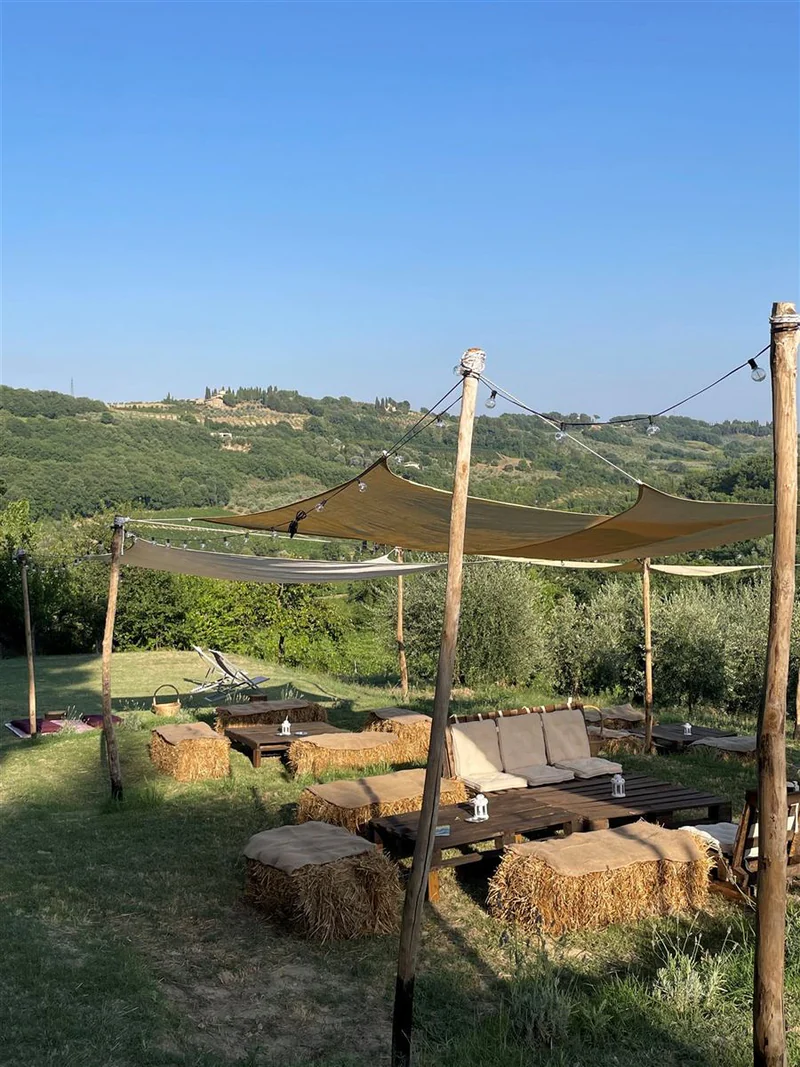 Area lounge sotto le vele ombreggianti