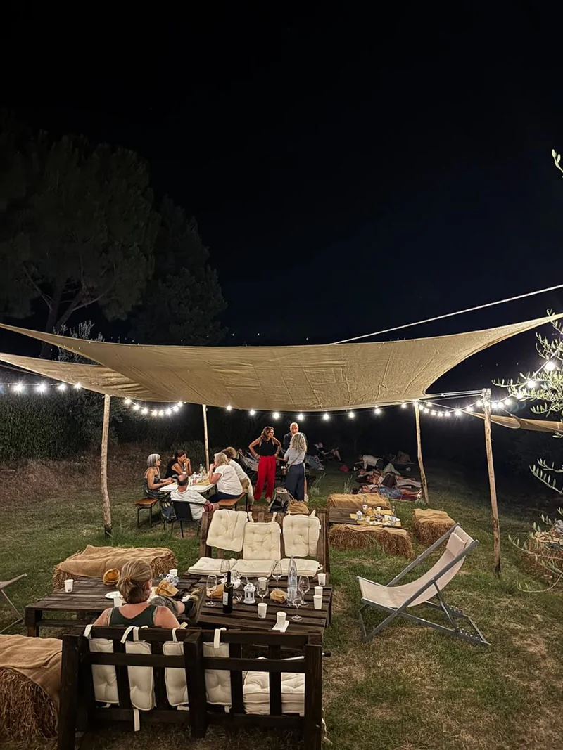 Aperitivo serale sotto il gazebo con luci