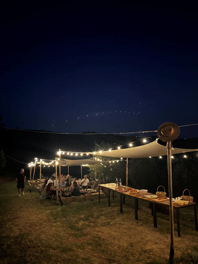 Tavolata al tramonto con luci
