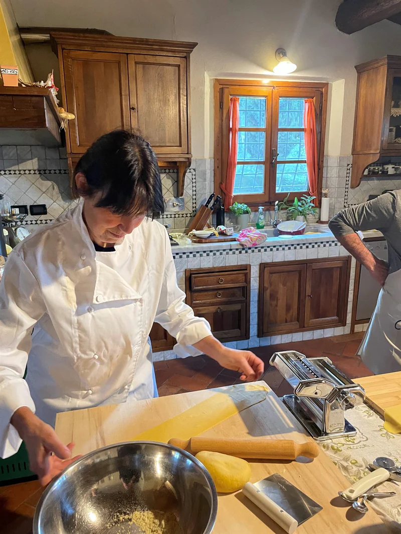 Sonia prepara l’impasto per la pasta fresca nella cucina di San Giusto