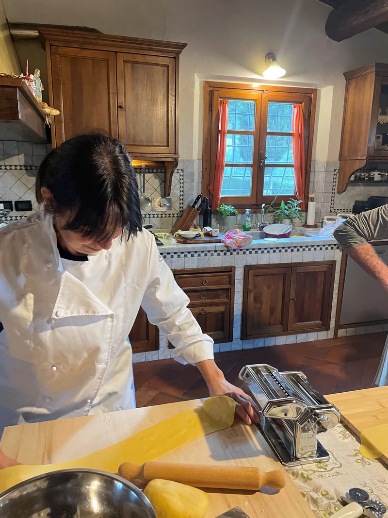 La sfoglia passa nella macchina per la pasta durante la cooking class