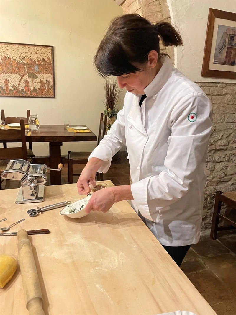 Preparazione del ripieno di ricotta per i ravioli fatti a mano
