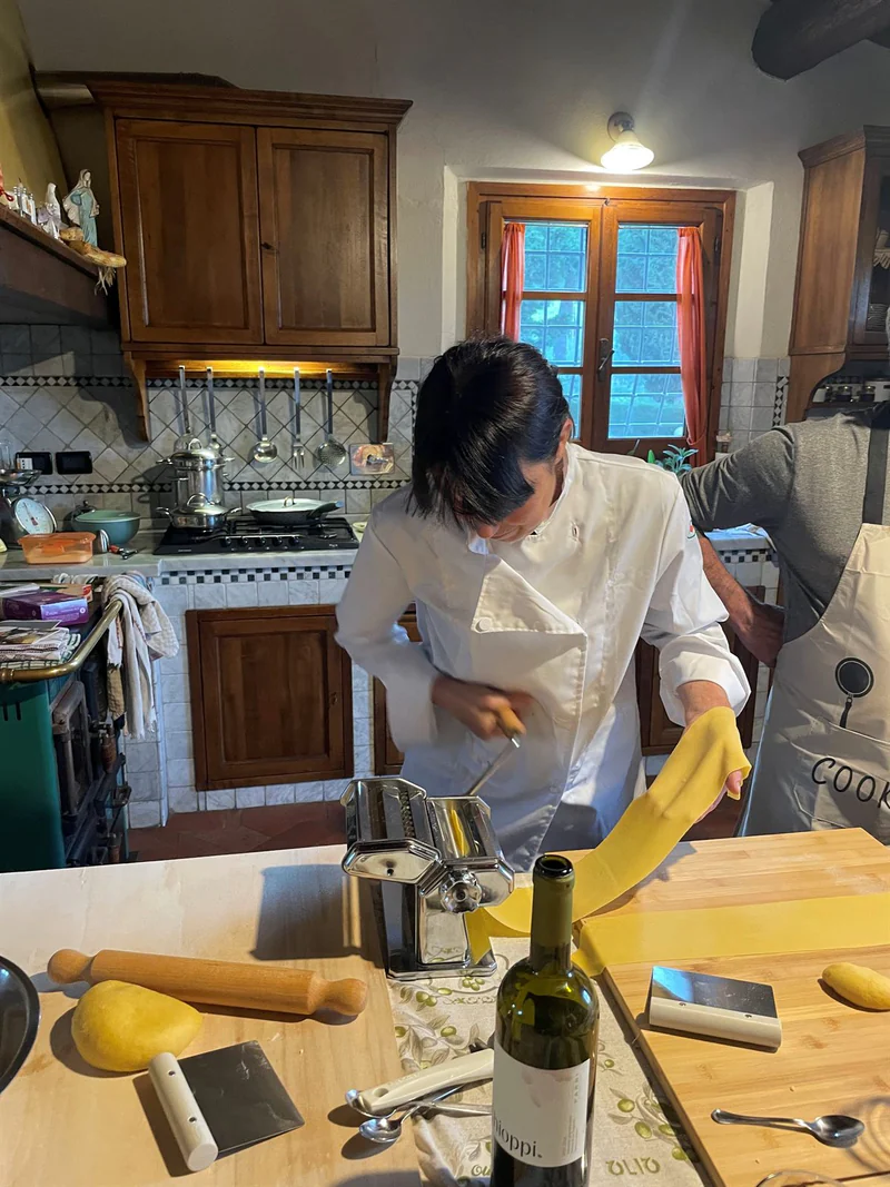 Taglio della sfoglia fresca durante la cooking class a Montespertoli