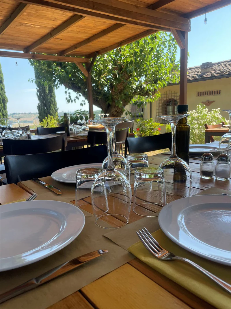 Calici pronti per la degustazione con vista sulla campagna