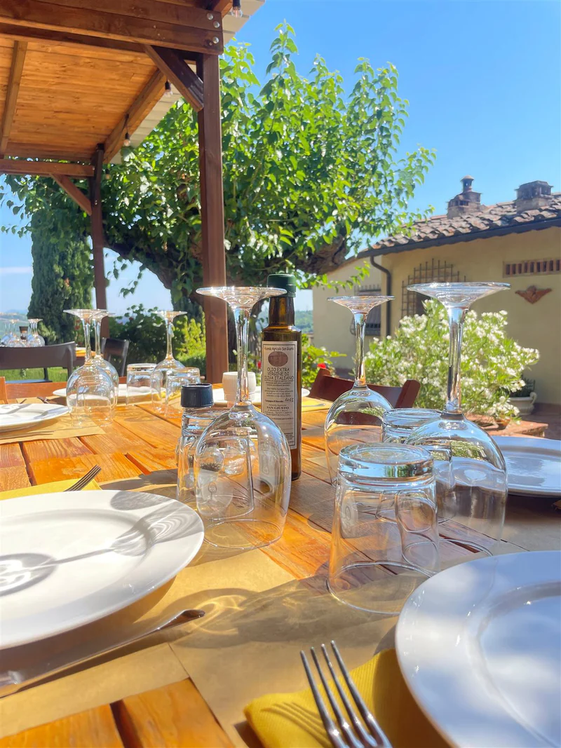 Caraffe e calici sulla tavola della degustazione