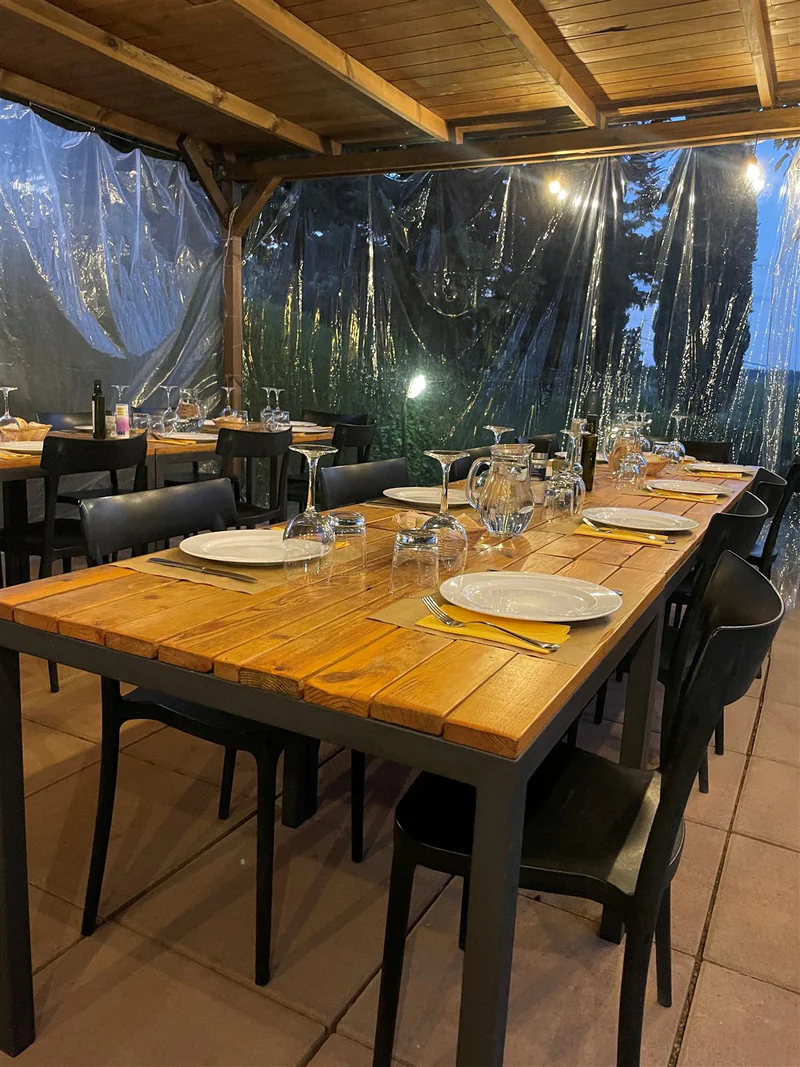 Degustazione serale sotto il gazebo illuminato