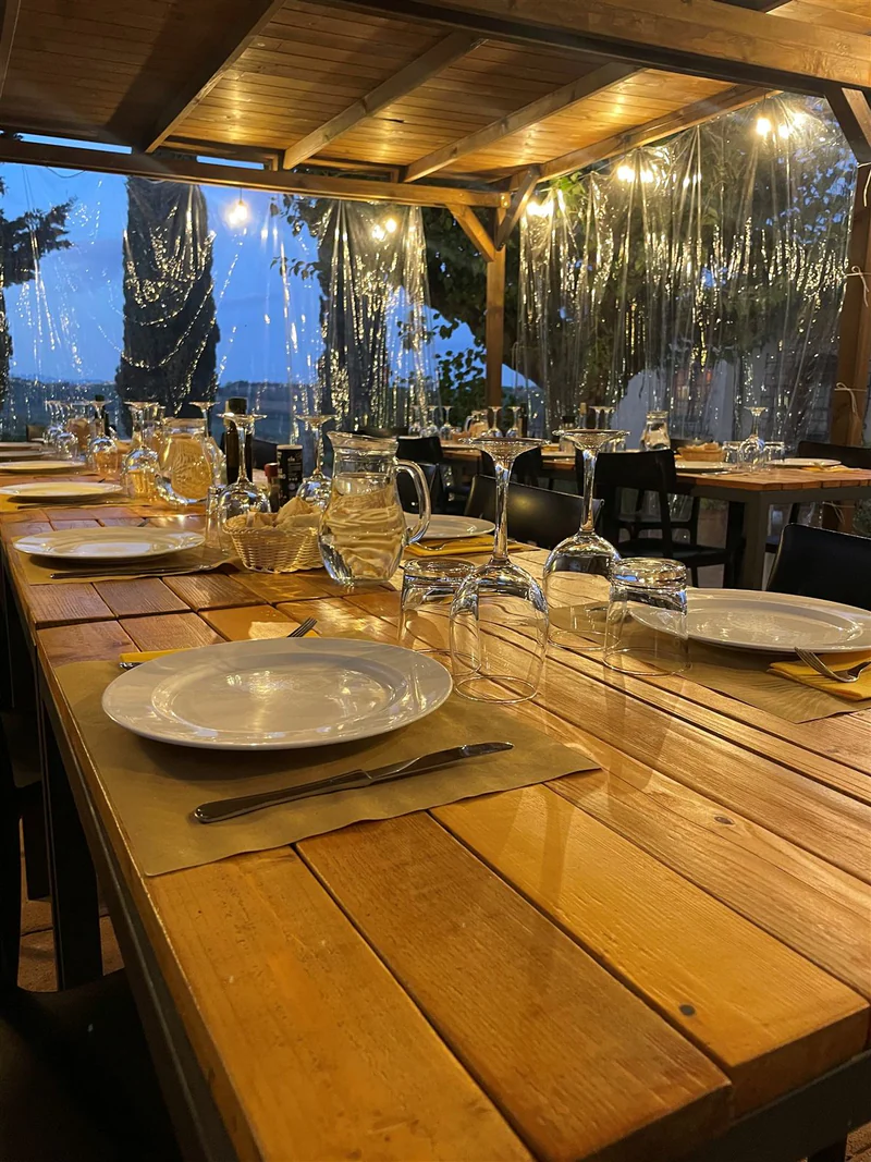 Calici al tramonto durante la degustazione