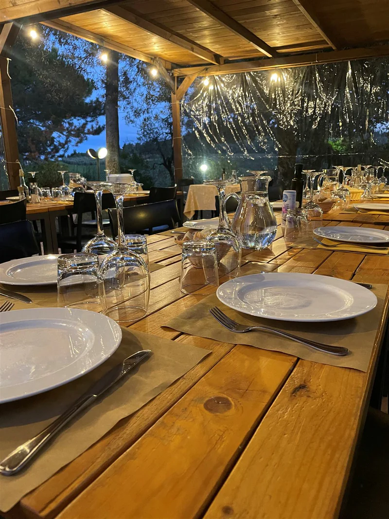 Tavolata serale con luci per la degustazione