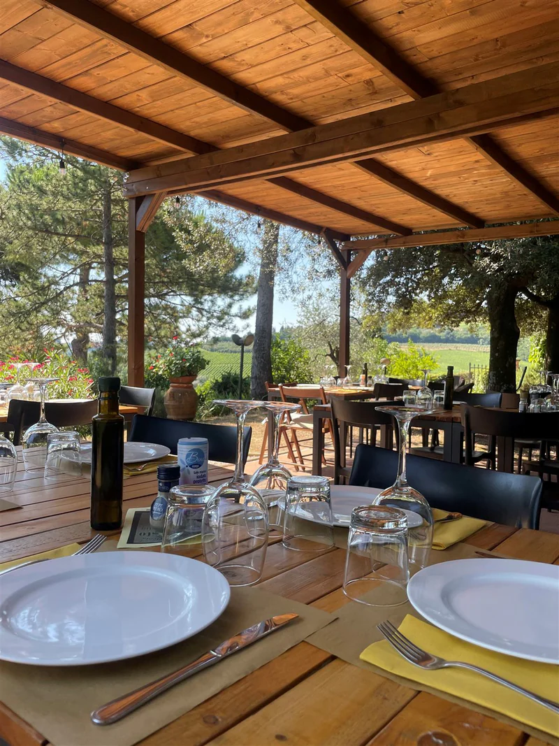 Tavolo apparecchiato per la degustazione vini