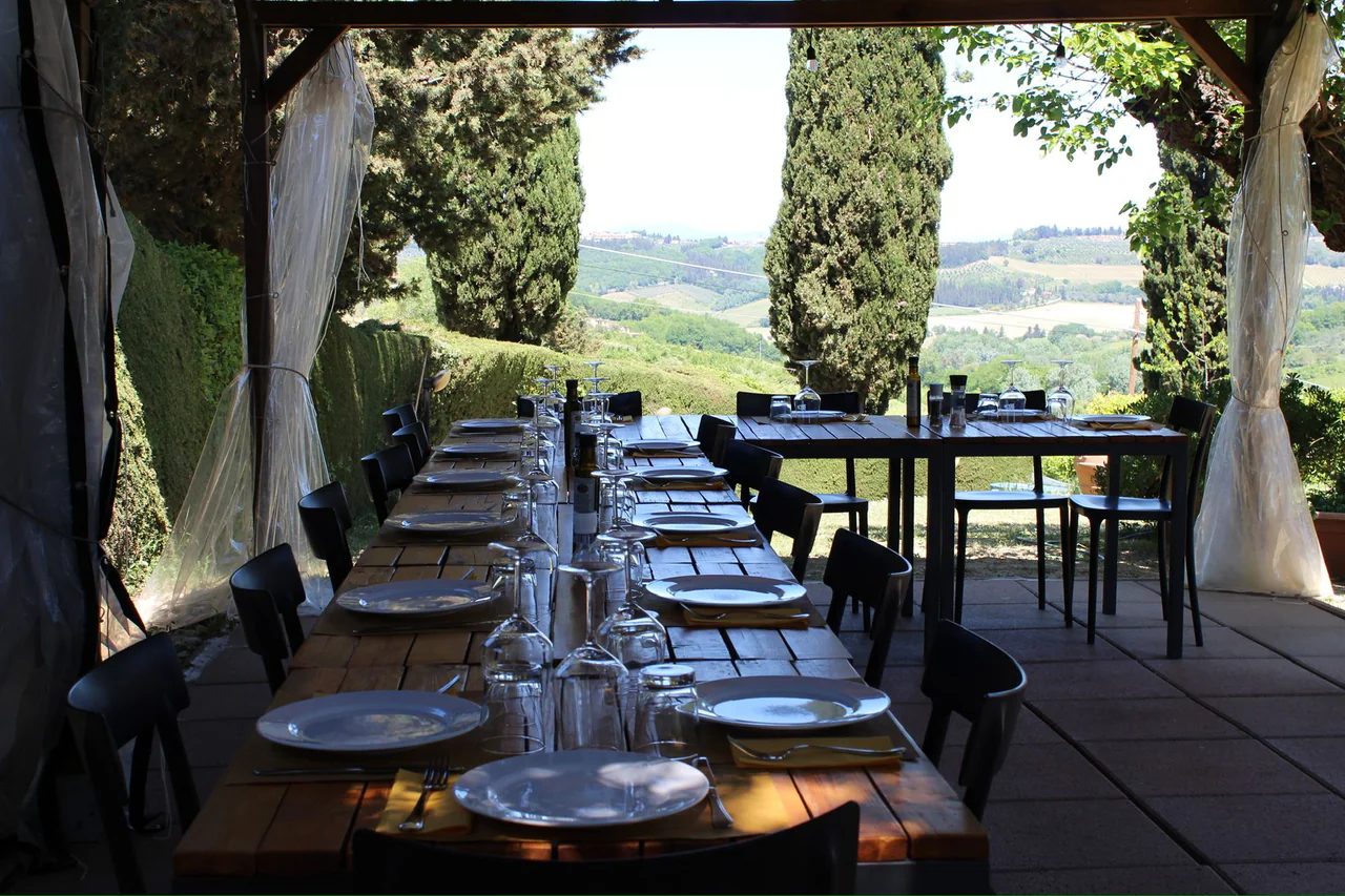 Tavola della degustazione sulla terrazza con vista sulle colline