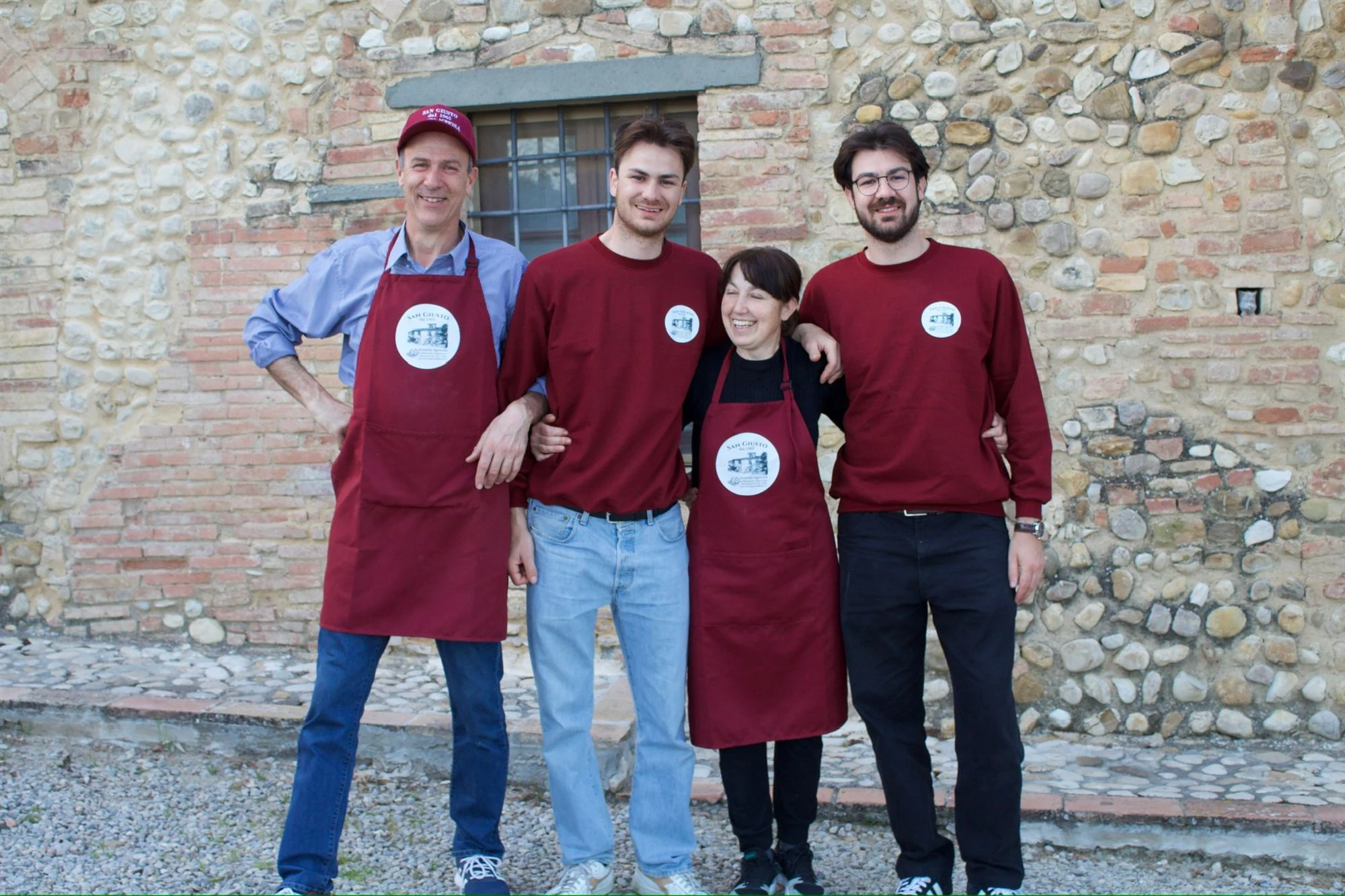 La nostra famiglia davanti alla casa dell'azienda agricola