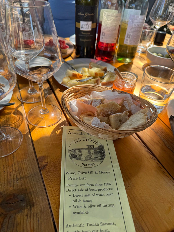 La tavola della degustazione con i vini San Giusto, il pane e il listino dell'azienda