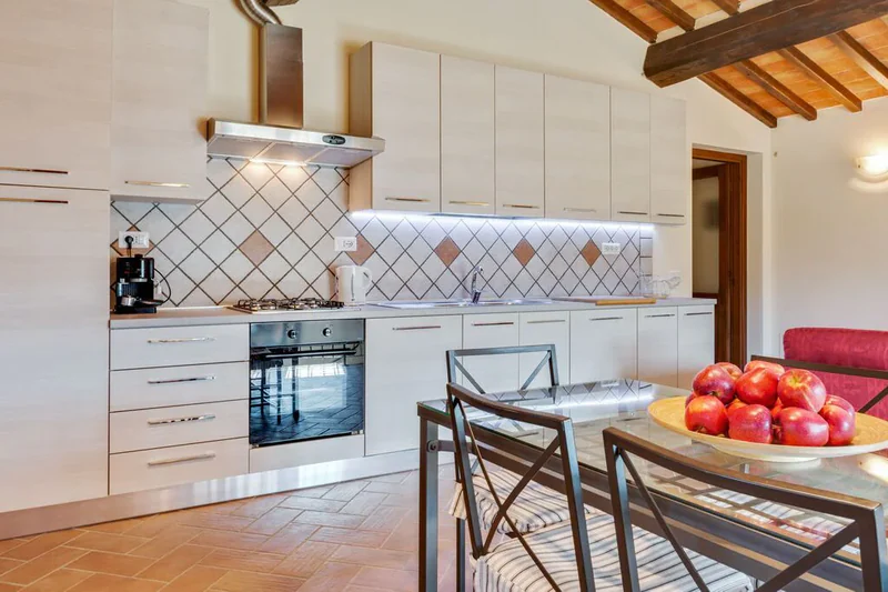 Cucina attrezzata con travi a vista