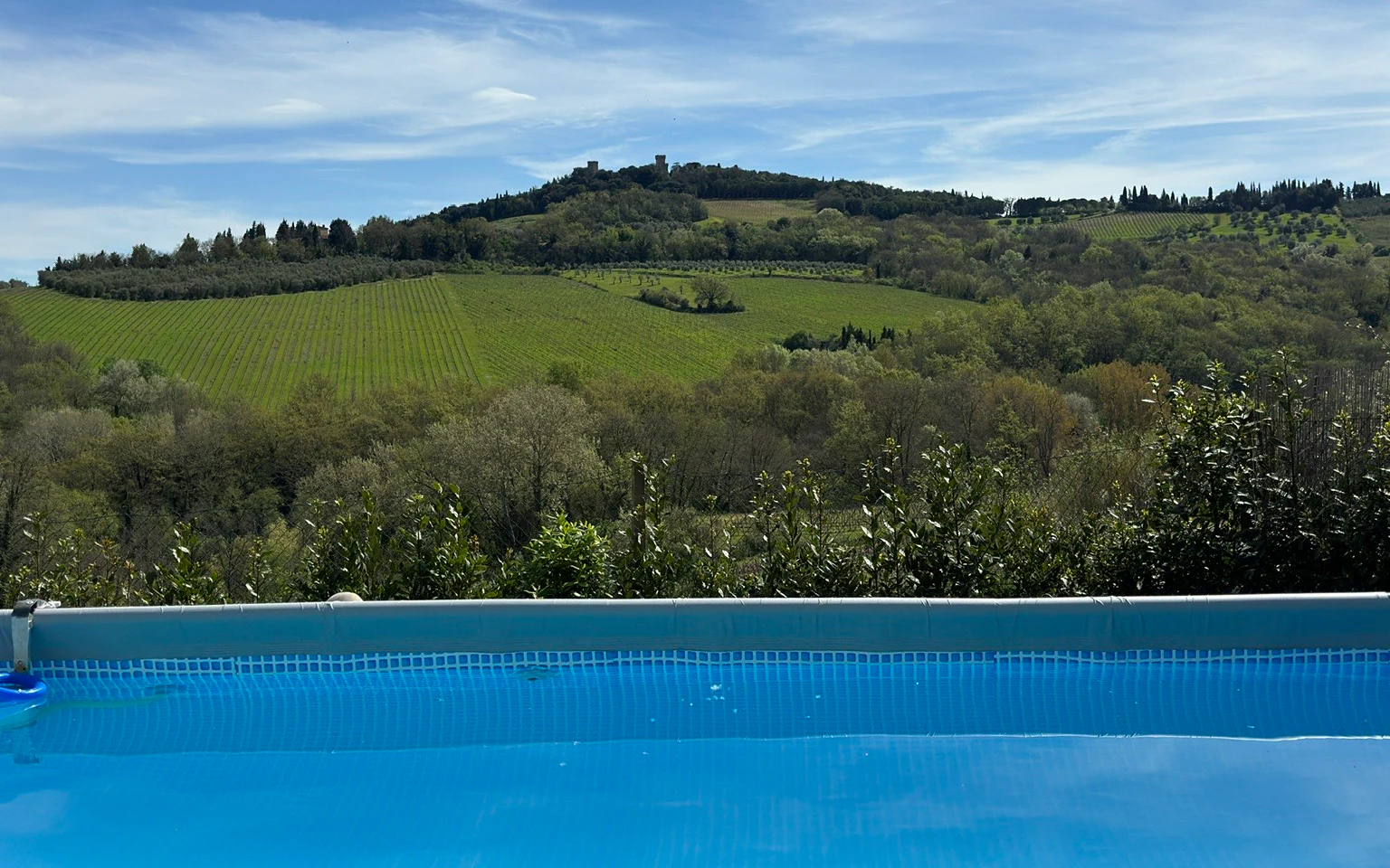 Piscina privata a sfioro affacciata sulle colline del Chianti
