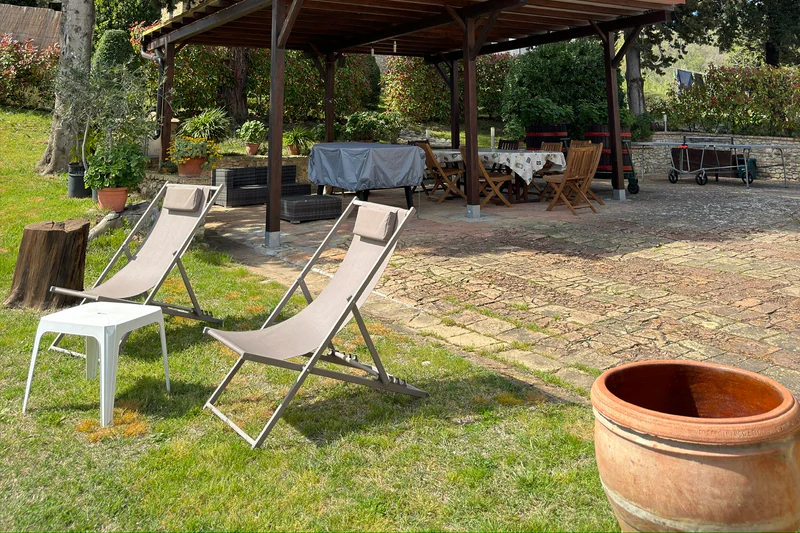 Giardino con pergolato e sdraio