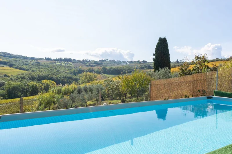 Piscina privata a sfioro con vista sui vigneti del Chianti