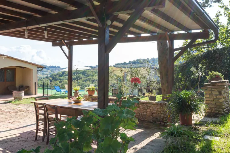 Terrazza coperta con tavolo e vista sulla campagna